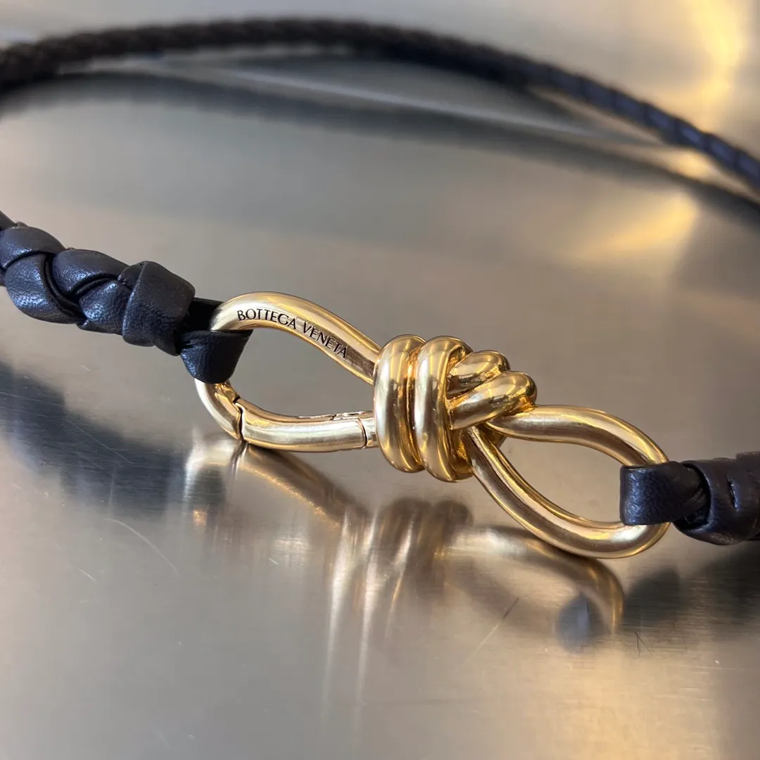 #Bv’s new woven shoulder strap~ Also equipped with a long strap to free your hands and add a sense of style!  black brown